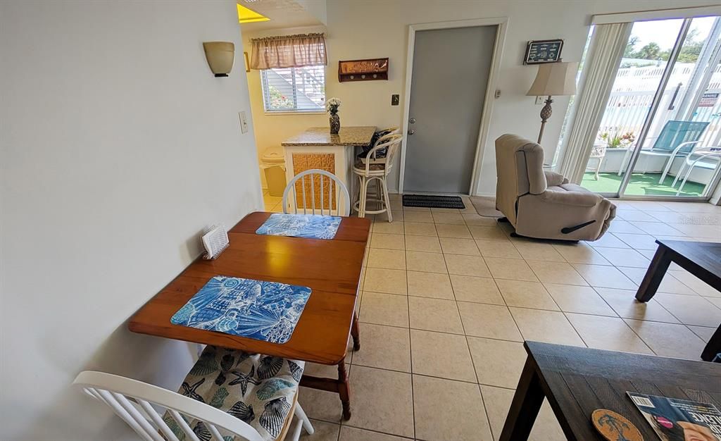 待售: $182,500 (2 贝兹, 1 浴室, 716 平方英尺)