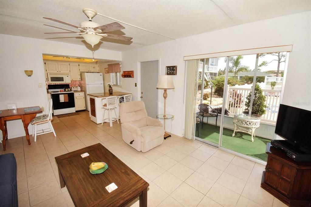 待售: $182,500 (2 贝兹, 1 浴室, 716 平方英尺)