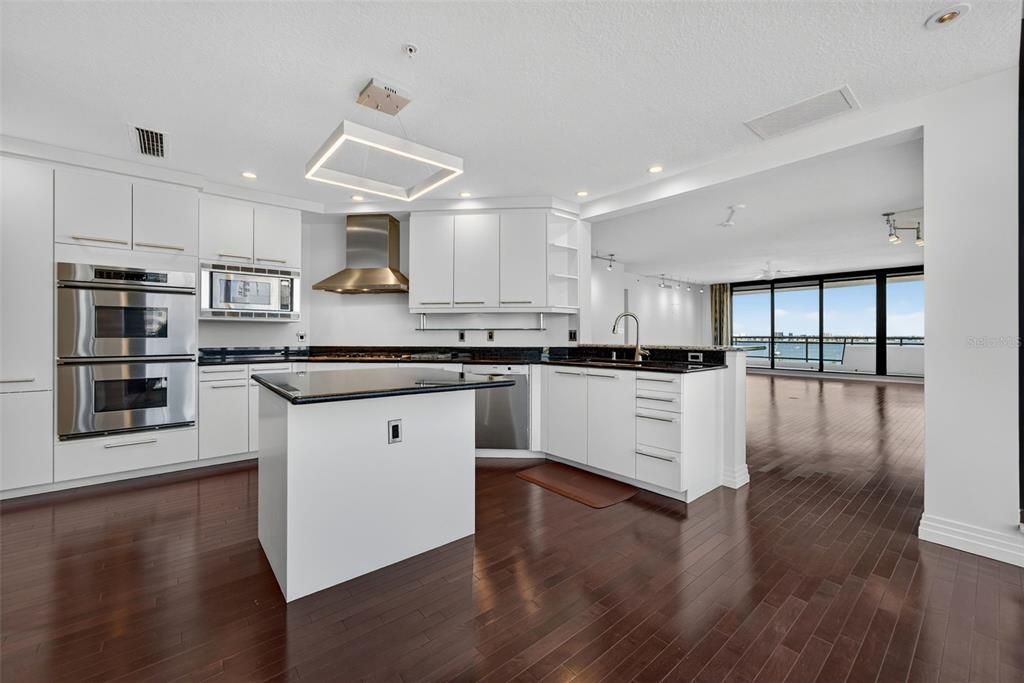 For Sale: $2,995,000 (3 beds, 3 baths, 3172 Square Feet)