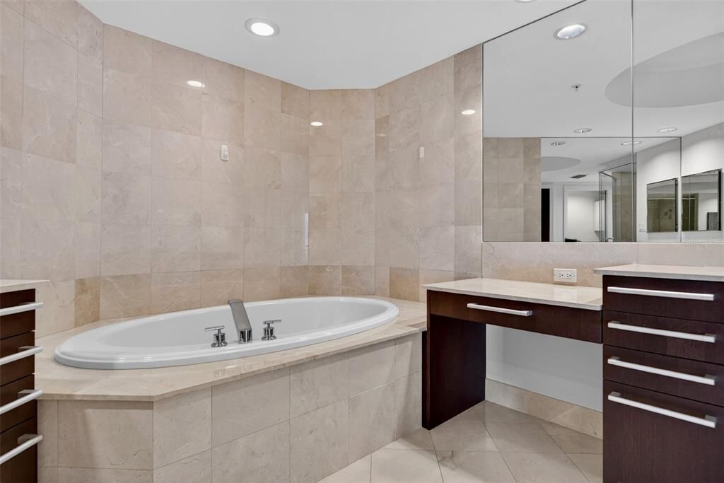 For Sale: $2,995,000 (3 beds, 3 baths, 3172 Square Feet)