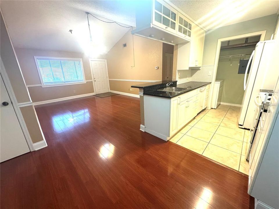 出租: $1,800 (2 贝兹, 2 浴室, 1015 平方英尺)