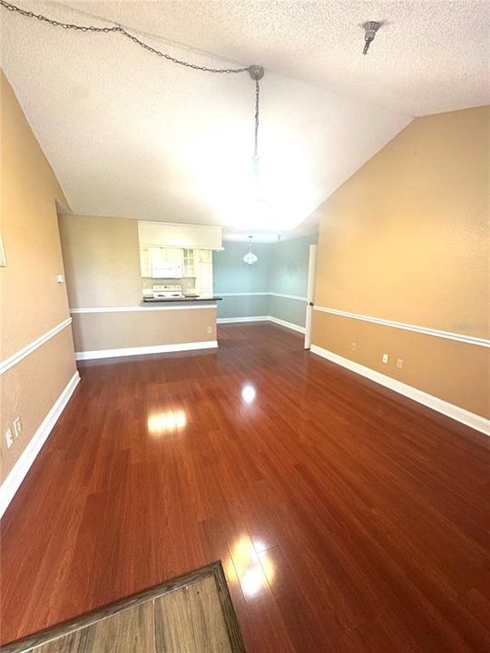 出租: $1,800 (2 贝兹, 2 浴室, 1015 平方英尺)