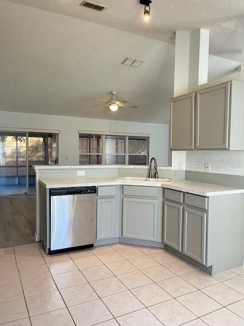 出租: $1,950 (3 贝兹, 2 浴室, 1587 平方英尺)