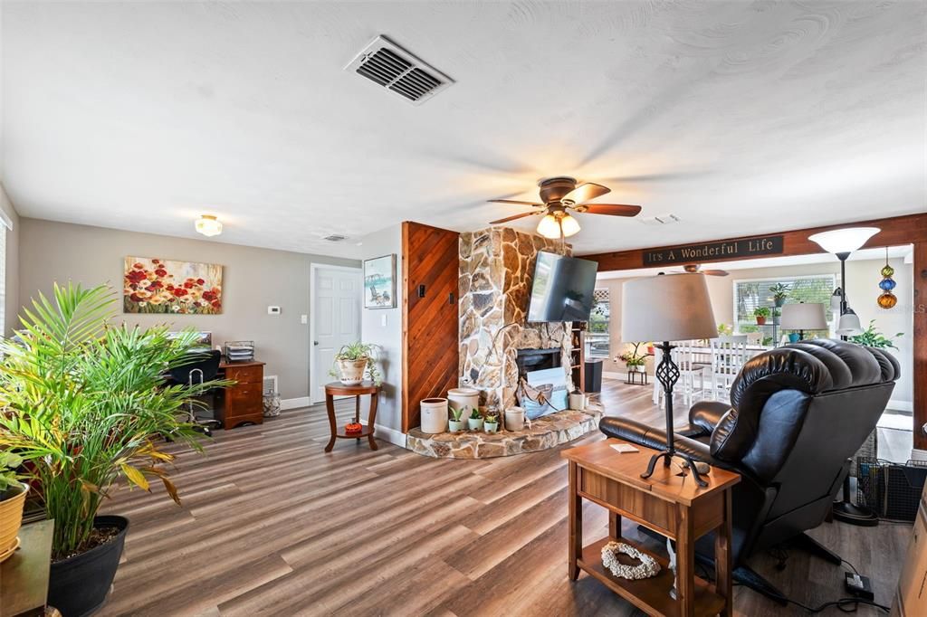 For Sale: $445,000 (3 beds, 2 baths, 1526 Square Feet)