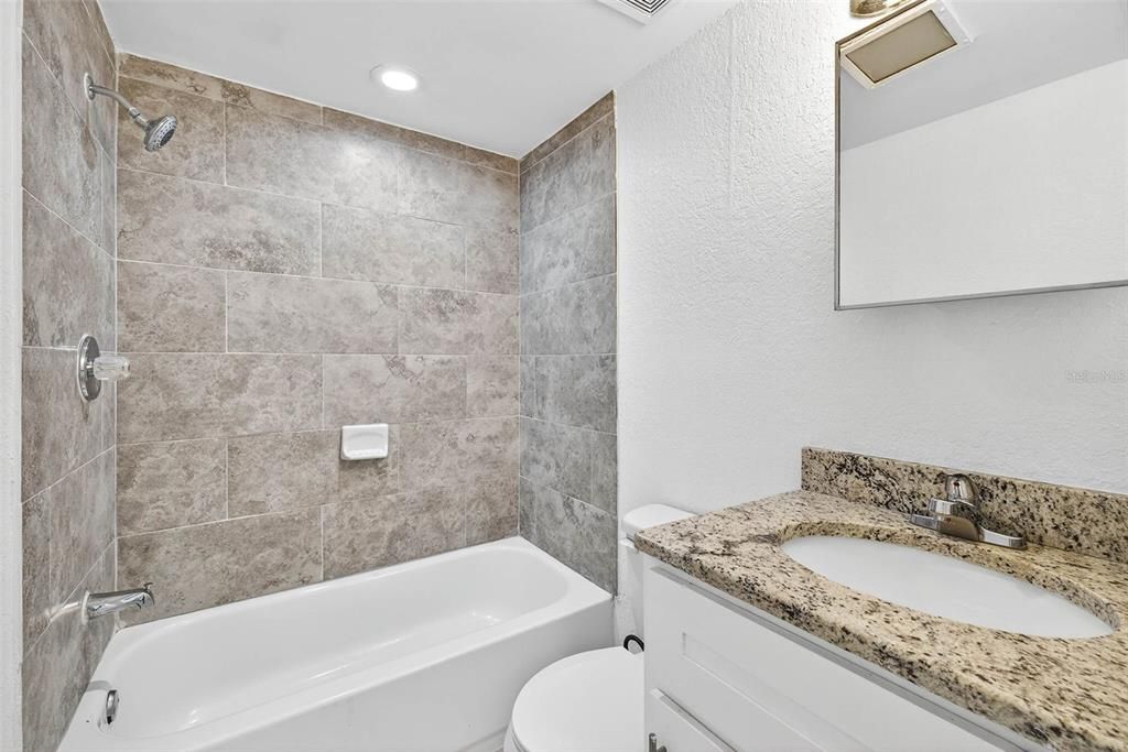 出租: $1,700 (2 贝兹, 1 浴室, 908 平方英尺)