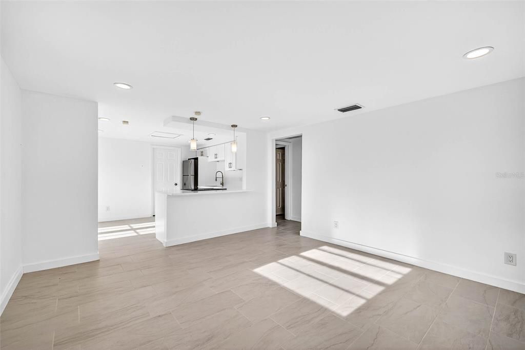 出租: $1,700 (2 贝兹, 1 浴室, 908 平方英尺)