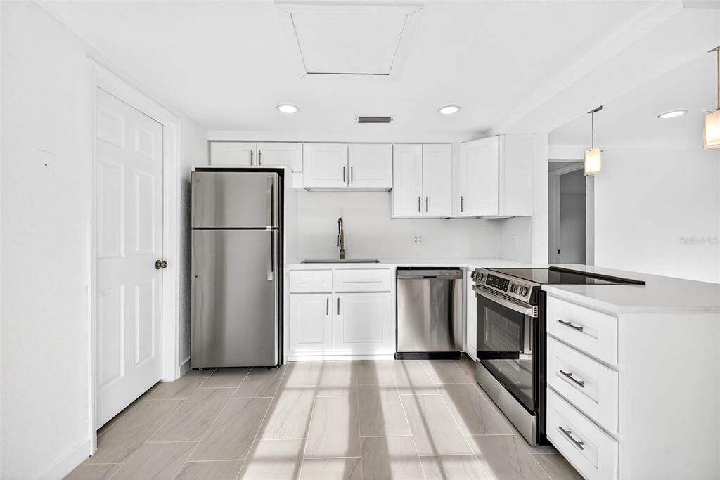 出租: $1,700 (2 贝兹, 1 浴室, 908 平方英尺)