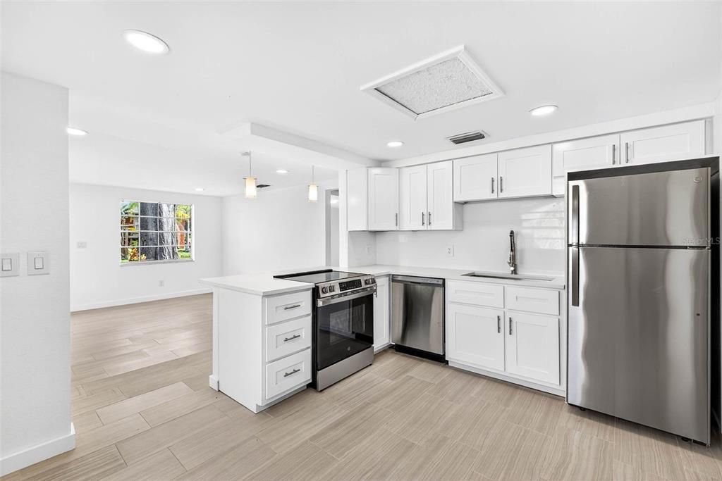 出租: $1,700 (2 贝兹, 1 浴室, 908 平方英尺)