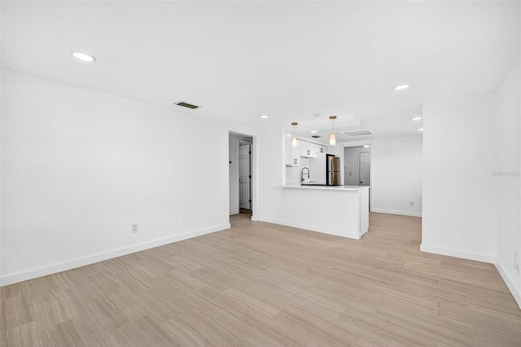 出租: $1,700 (2 贝兹, 1 浴室, 908 平方英尺)