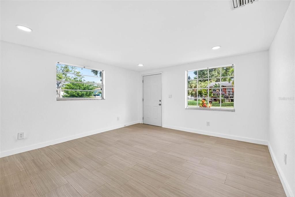 出租: $1,700 (2 贝兹, 1 浴室, 908 平方英尺)