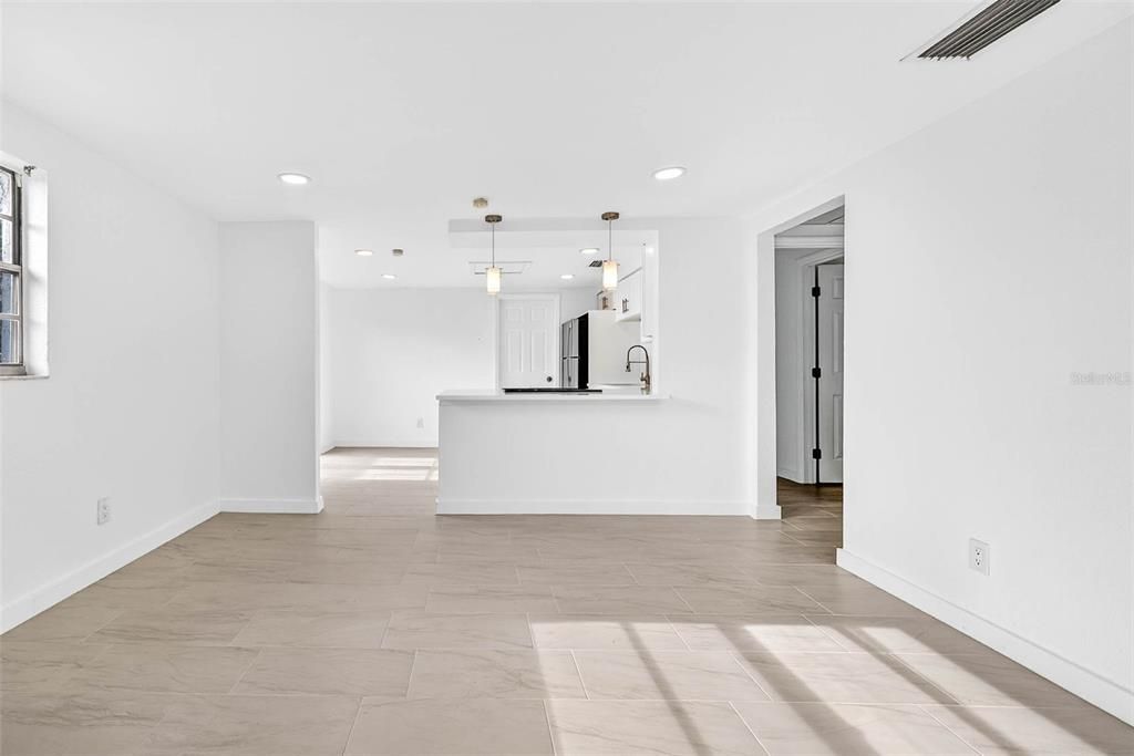 出租: $1,700 (2 贝兹, 1 浴室, 908 平方英尺)