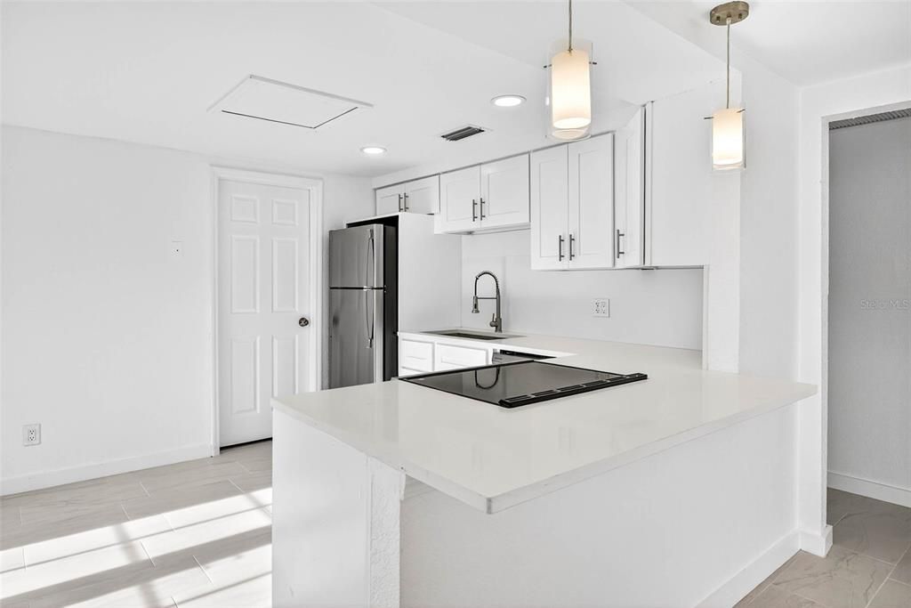 出租: $1,700 (2 贝兹, 1 浴室, 908 平方英尺)