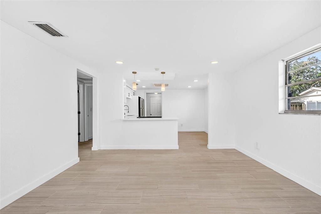 出租: $1,700 (2 贝兹, 1 浴室, 908 平方英尺)