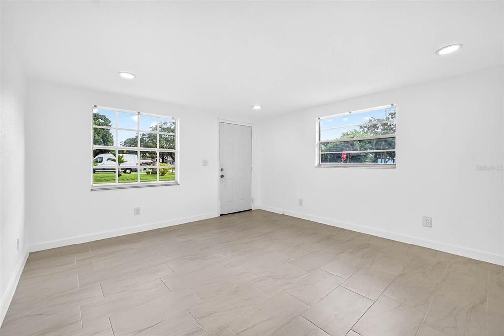 出租: $1,700 (2 贝兹, 1 浴室, 908 平方英尺)