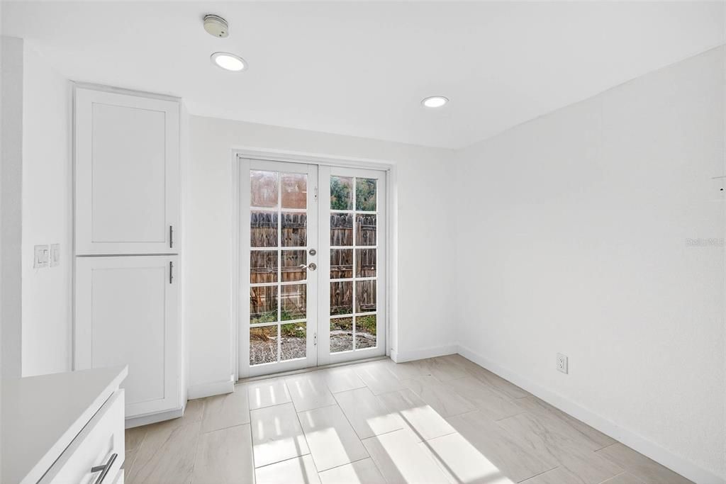 出租: $1,700 (2 贝兹, 1 浴室, 908 平方英尺)