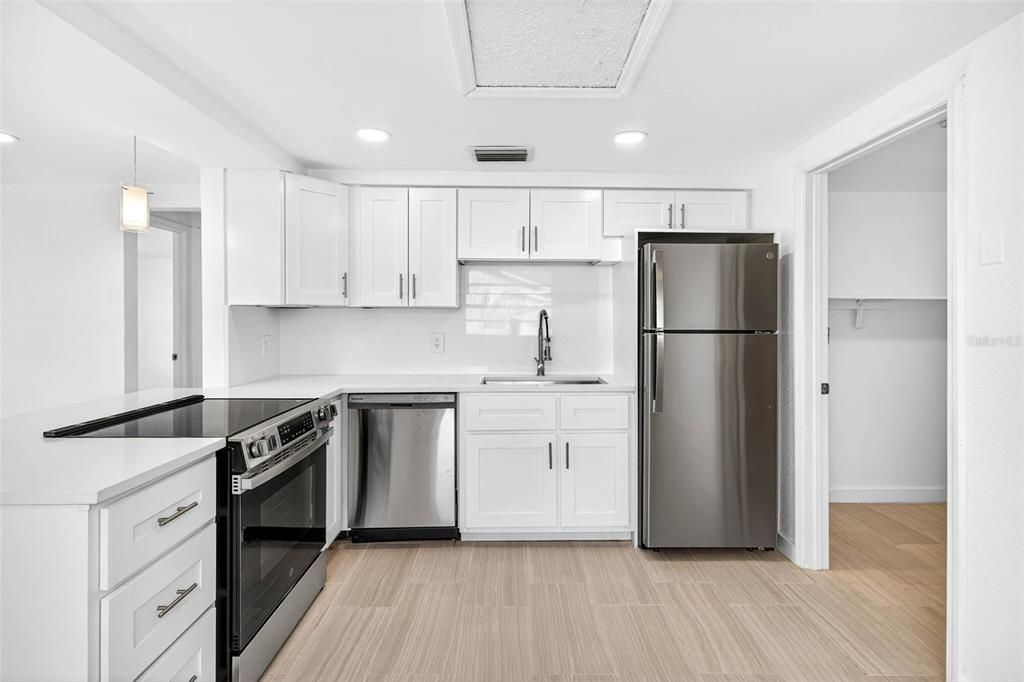 出租: $1,700 (2 贝兹, 1 浴室, 908 平方英尺)