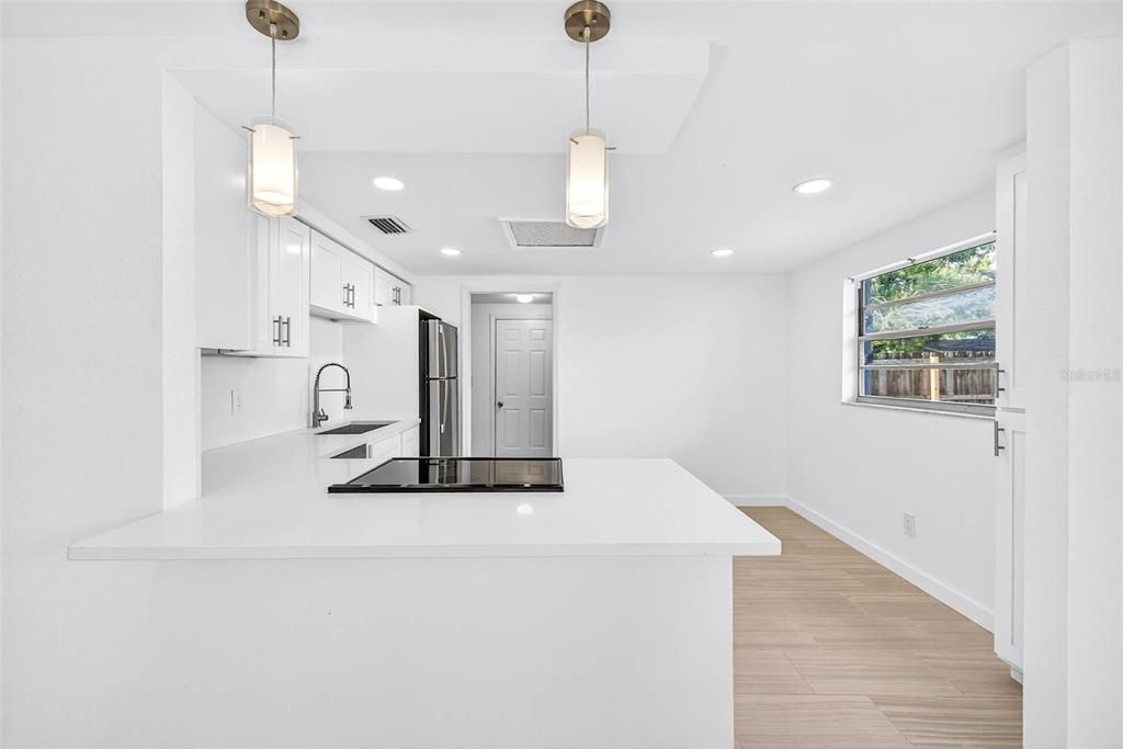 出租: $1,700 (2 贝兹, 1 浴室, 908 平方英尺)