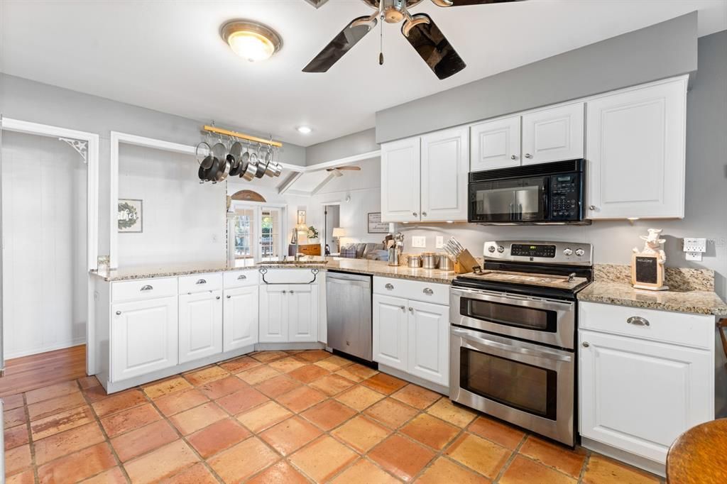 待售: $575,000 (4 贝兹, 2 浴室, 2060 平方英尺)