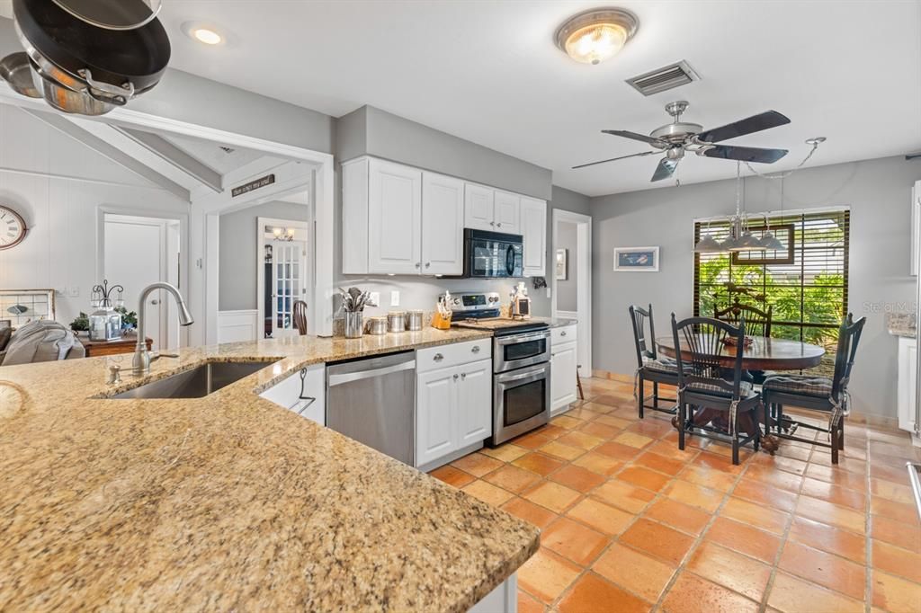 待售: $575,000 (4 贝兹, 2 浴室, 2060 平方英尺)