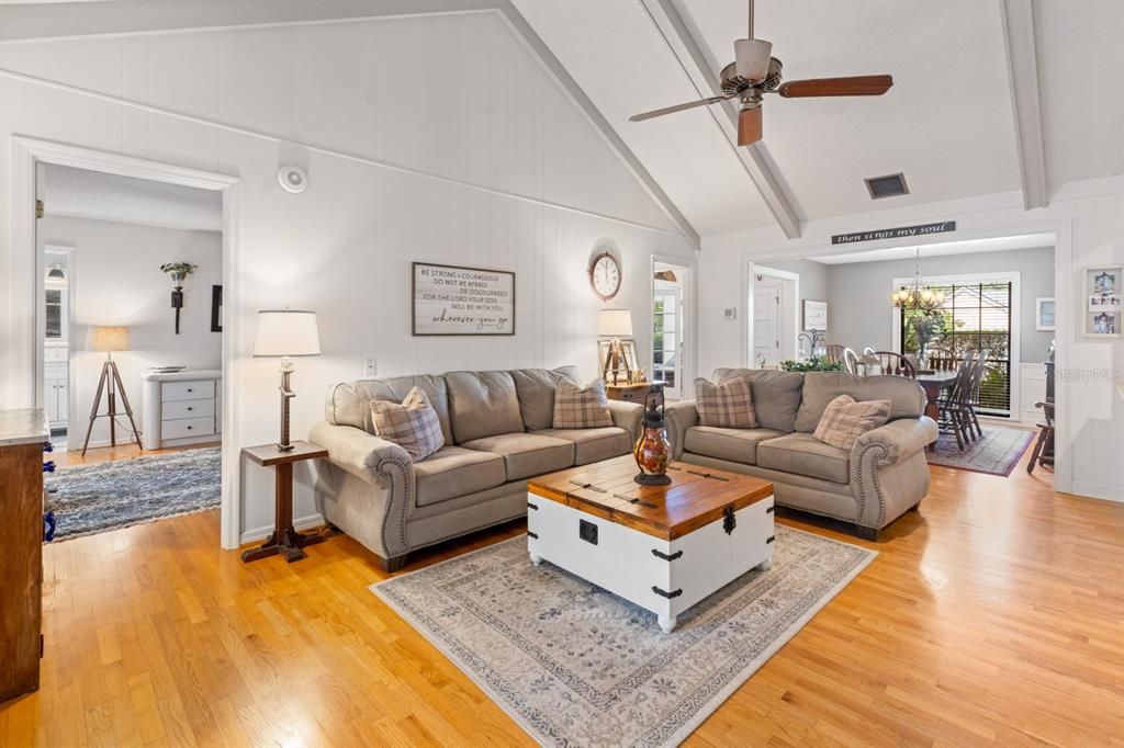 待售: $575,000 (4 贝兹, 2 浴室, 2060 平方英尺)