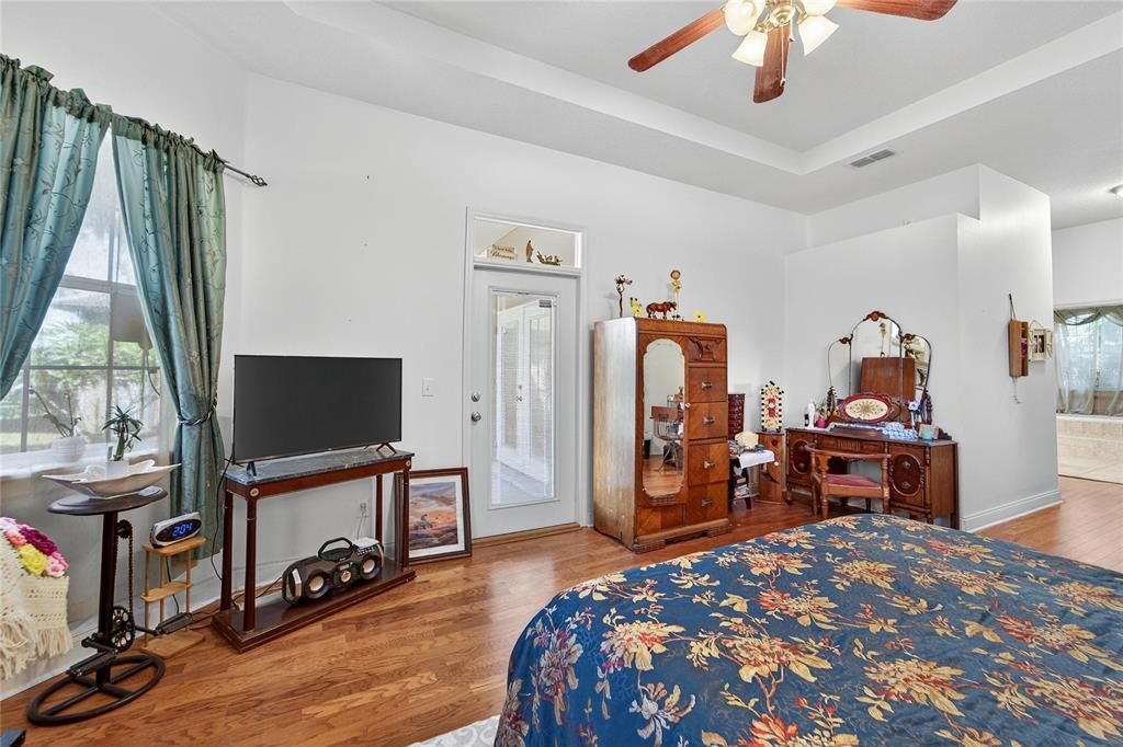 En Venta: $650,000 (4 camas, 2 baños, 2724 Pies cuadrados)