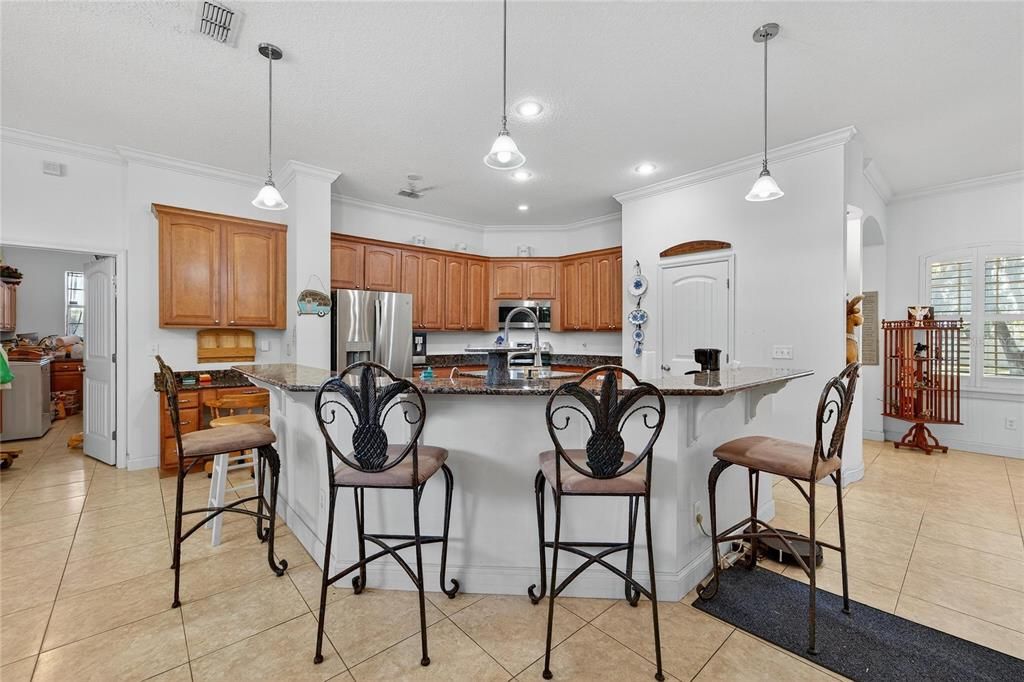 En Venta: $650,000 (4 camas, 2 baños, 2724 Pies cuadrados)