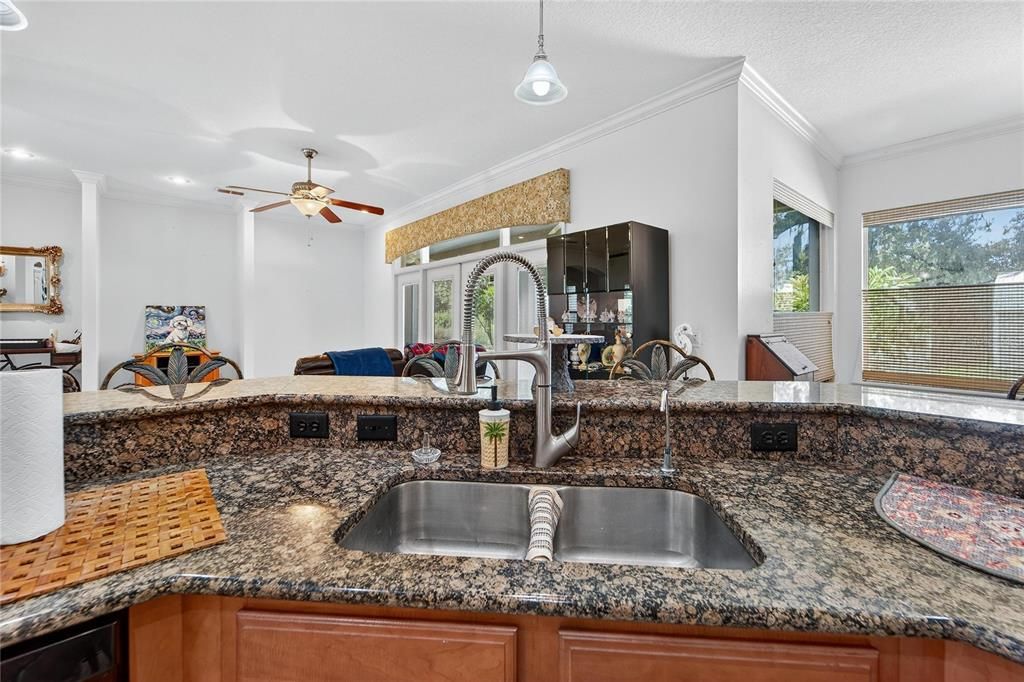 En Venta: $650,000 (4 camas, 2 baños, 2724 Pies cuadrados)