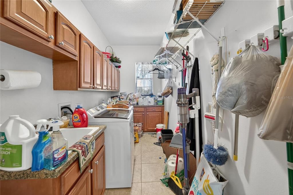 En Venta: $650,000 (4 camas, 2 baños, 2724 Pies cuadrados)