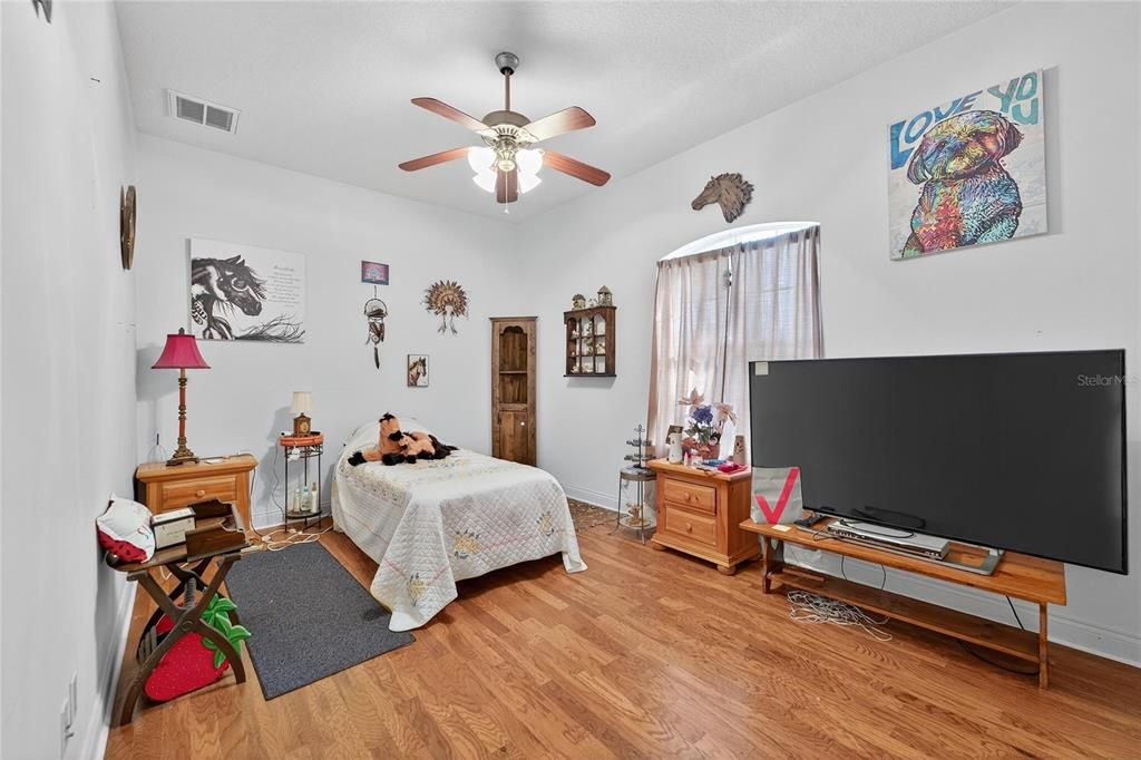 En Venta: $650,000 (4 camas, 2 baños, 2724 Pies cuadrados)