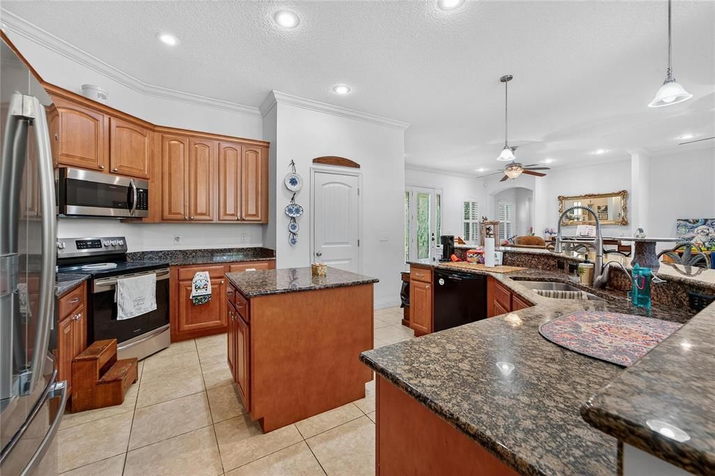 En Venta: $650,000 (4 camas, 2 baños, 2724 Pies cuadrados)