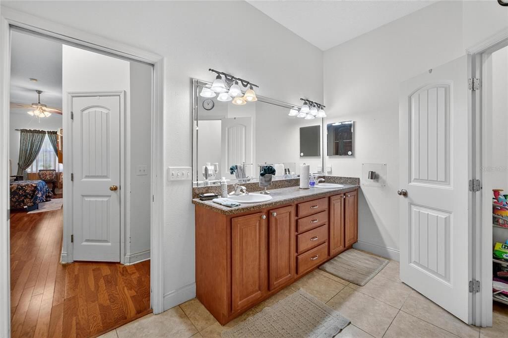 En Venta: $650,000 (4 camas, 2 baños, 2724 Pies cuadrados)