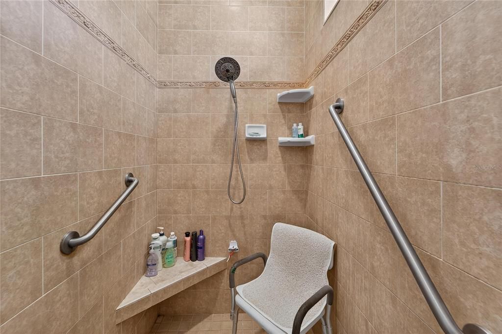 En Venta: $650,000 (4 camas, 2 baños, 2724 Pies cuadrados)