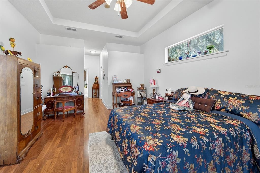 En Venta: $650,000 (4 camas, 2 baños, 2724 Pies cuadrados)