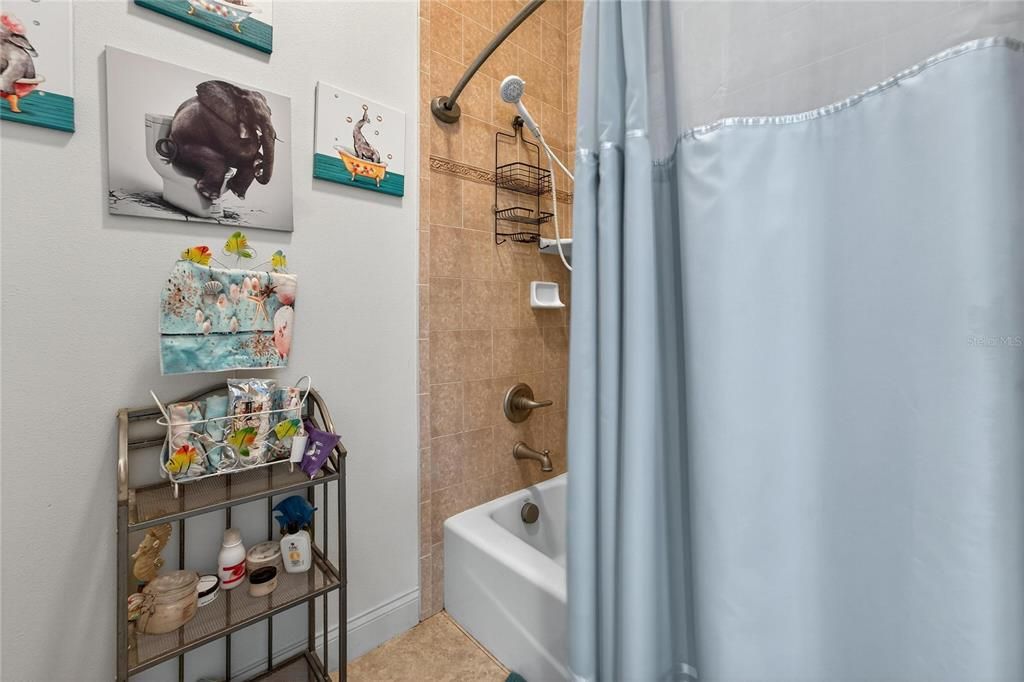 En Venta: $650,000 (4 camas, 2 baños, 2724 Pies cuadrados)