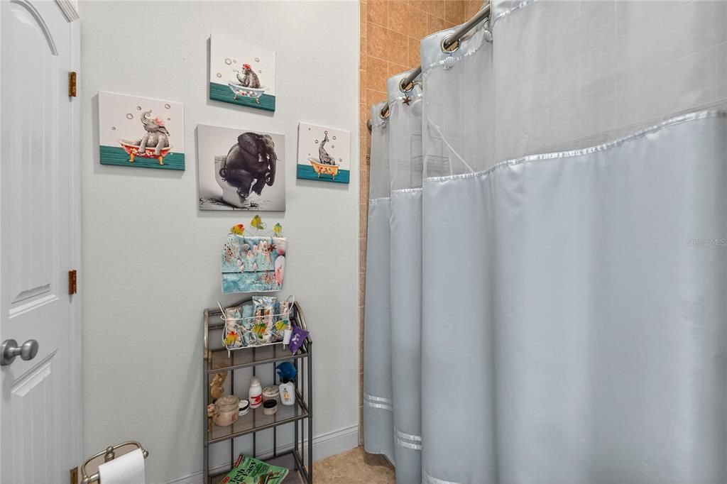 En Venta: $650,000 (4 camas, 2 baños, 2724 Pies cuadrados)