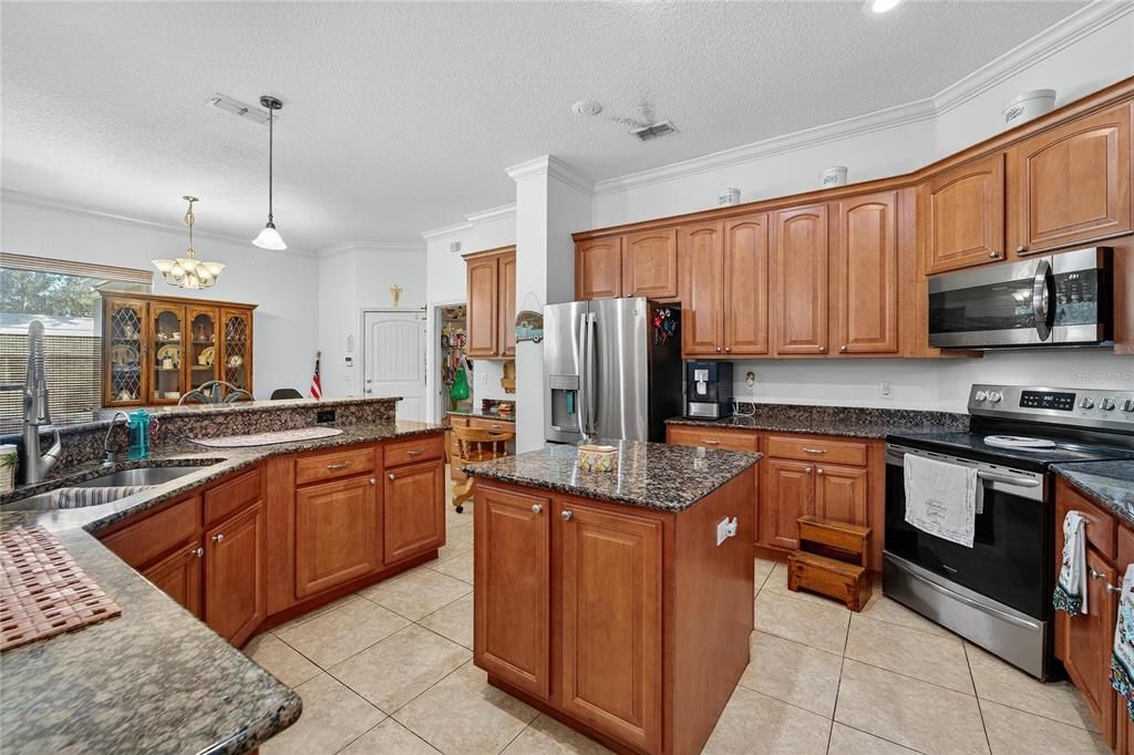 En Venta: $650,000 (4 camas, 2 baños, 2724 Pies cuadrados)