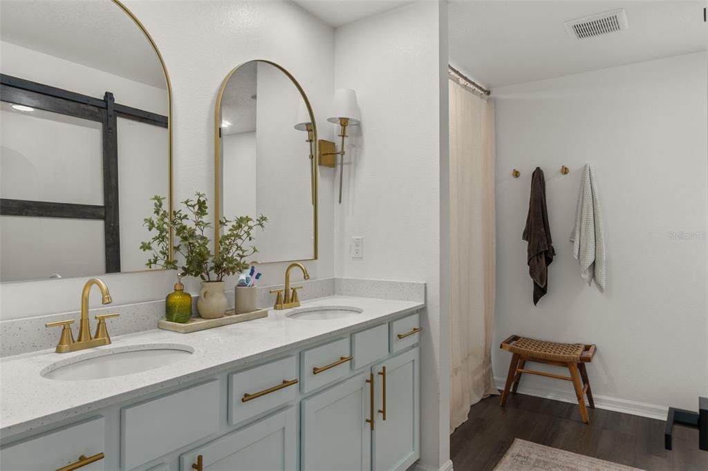 合同活跃: $344,900 (4 贝兹, 2 浴室, 1874 平方英尺)