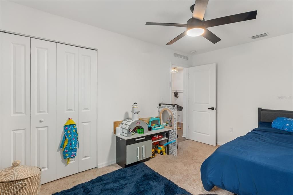 合同活跃: $344,900 (4 贝兹, 2 浴室, 1874 平方英尺)