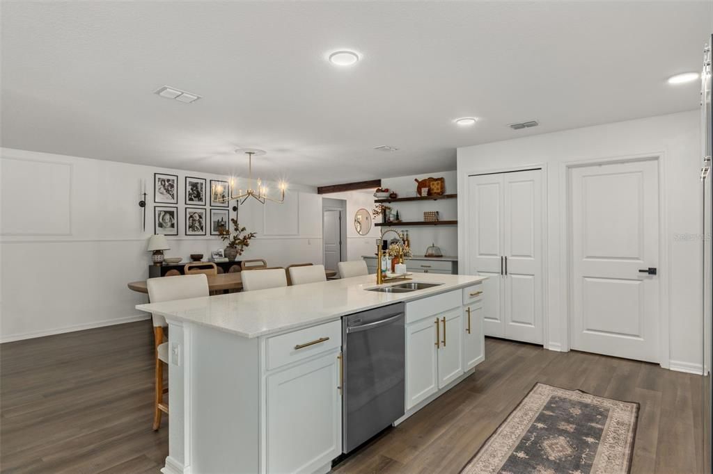 合同活跃: $344,900 (4 贝兹, 2 浴室, 1874 平方英尺)