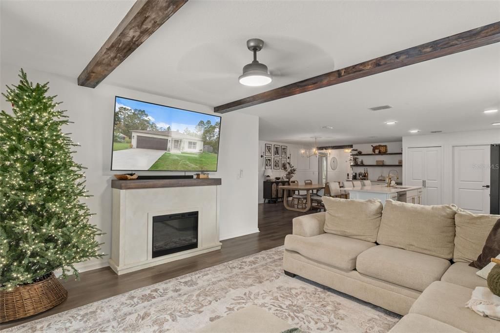 合同活跃: $344,900 (4 贝兹, 2 浴室, 1874 平方英尺)