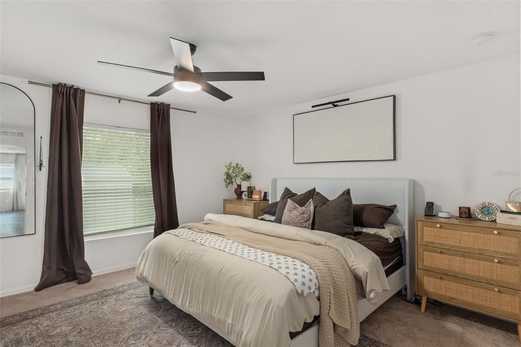 合同活跃: $344,900 (4 贝兹, 2 浴室, 1874 平方英尺)