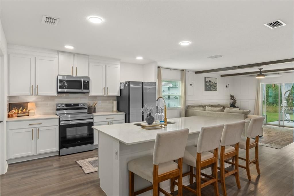 合同活跃: $344,900 (4 贝兹, 2 浴室, 1874 平方英尺)