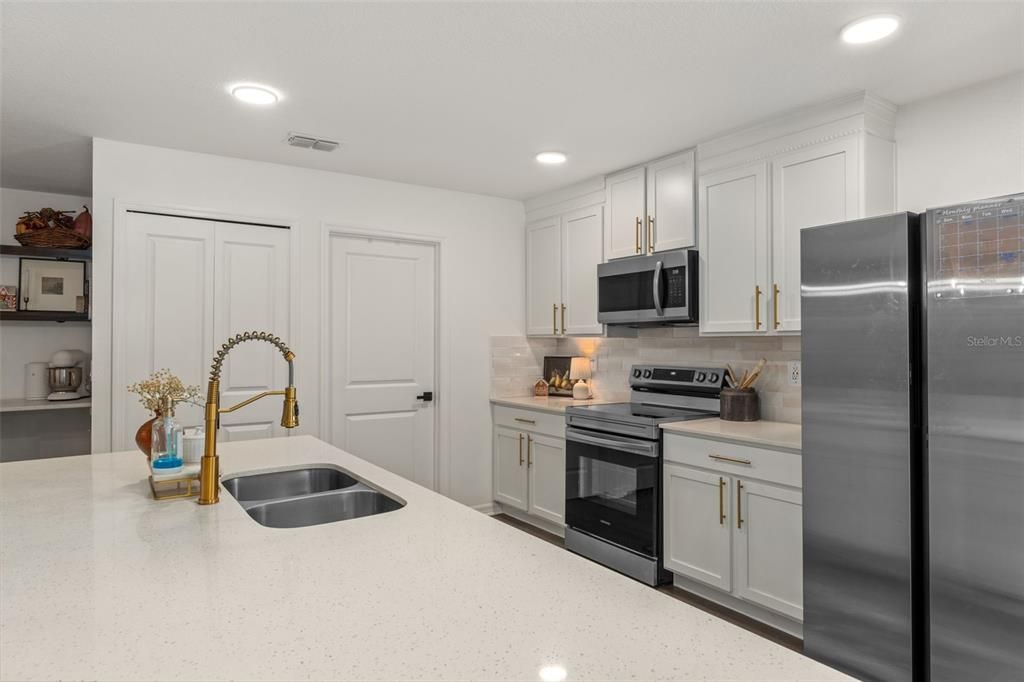 合同活跃: $344,900 (4 贝兹, 2 浴室, 1874 平方英尺)