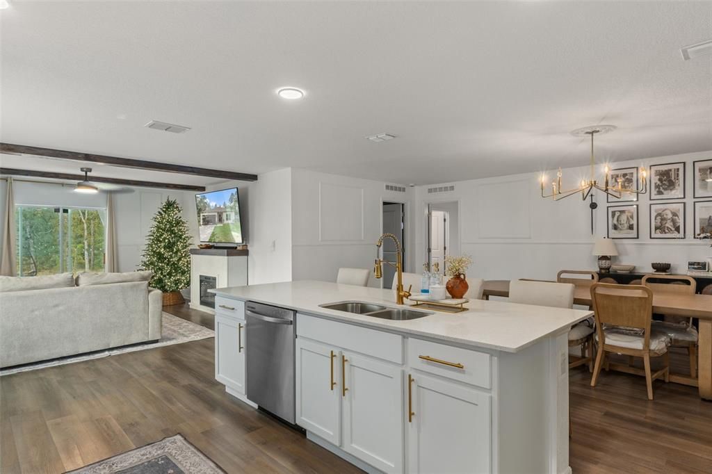 合同活跃: $344,900 (4 贝兹, 2 浴室, 1874 平方英尺)