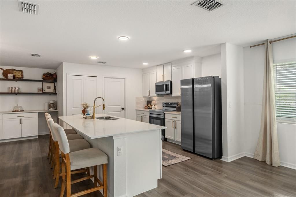 合同活跃: $344,900 (4 贝兹, 2 浴室, 1874 平方英尺)