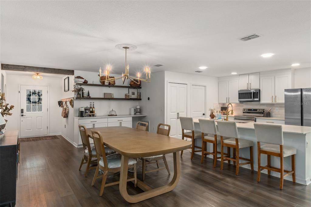 合同活跃: $344,900 (4 贝兹, 2 浴室, 1874 平方英尺)