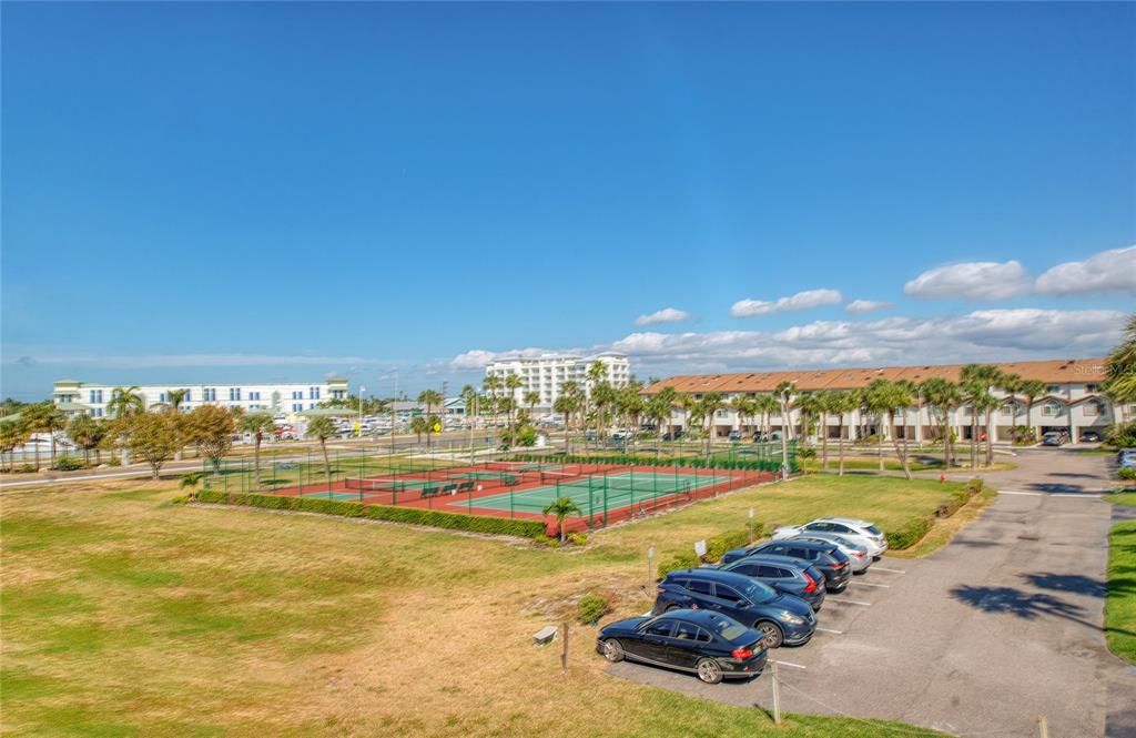 For Sale: $450,000 (3 beds, 3 baths, 1585 Square Feet)