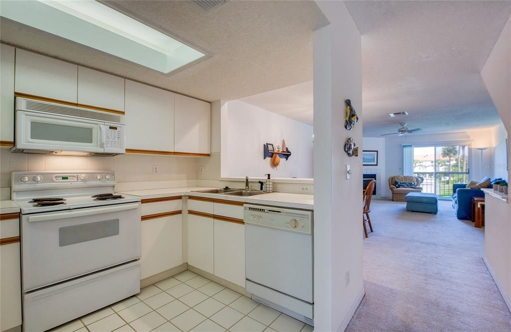 For Sale: $450,000 (3 beds, 3 baths, 1585 Square Feet)