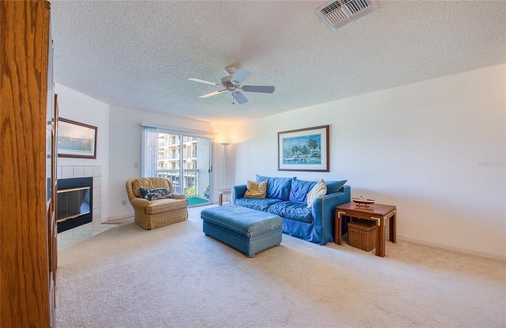 For Sale: $450,000 (3 beds, 3 baths, 1585 Square Feet)