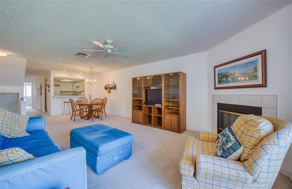 For Sale: $450,000 (3 beds, 3 baths, 1585 Square Feet)